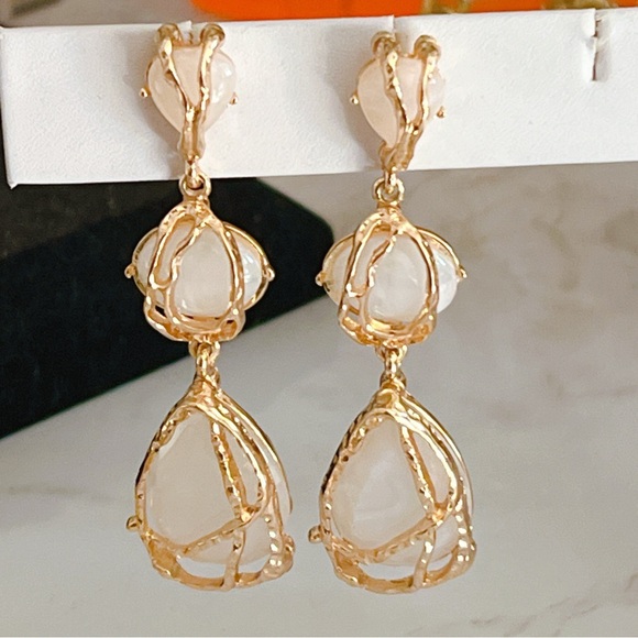 Gold plated lucite crystal dangle 3” earrings 🌟 - Picture 3 of 3